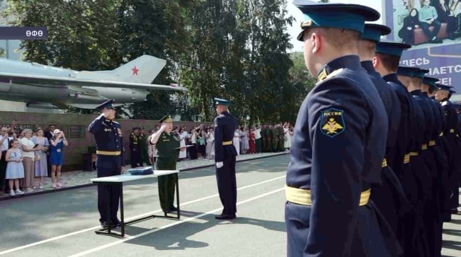 Өфөлә курсант сығарылыш тантнатаһында һөйгән ҡыҙына кейәүгә сығырға тәҡдим яһаны