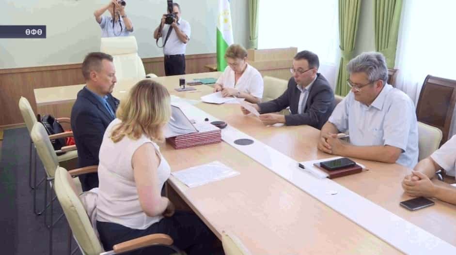 Артур Шәйнуров Башҡортостан башлығы вазифаһына кандидатты хуплау ҡултамғалары менән исемлек тапшырҙы