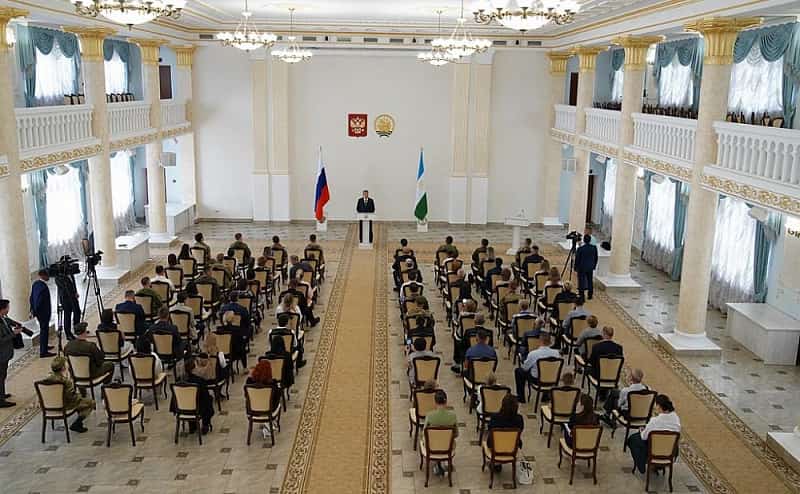 Радий Хәбиров хәрби наградалар тапшырҙы