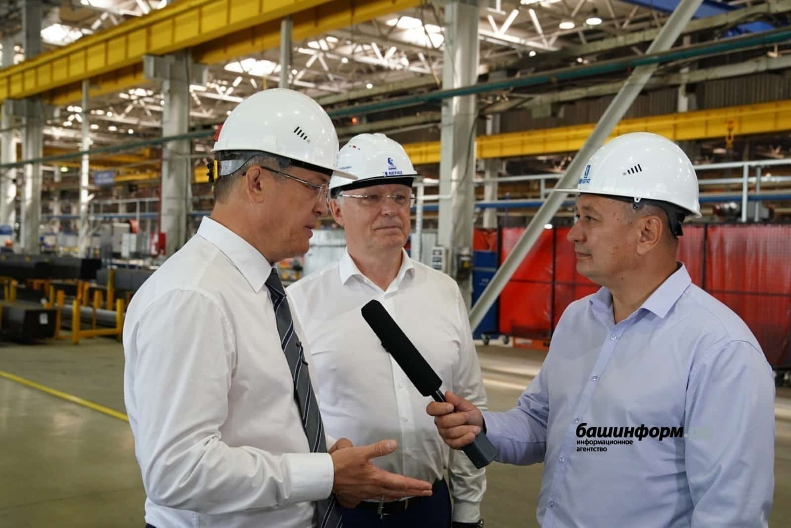 Радий Хәбиров “НефАЗ” заводы эшмәкәрлеге менән танышты