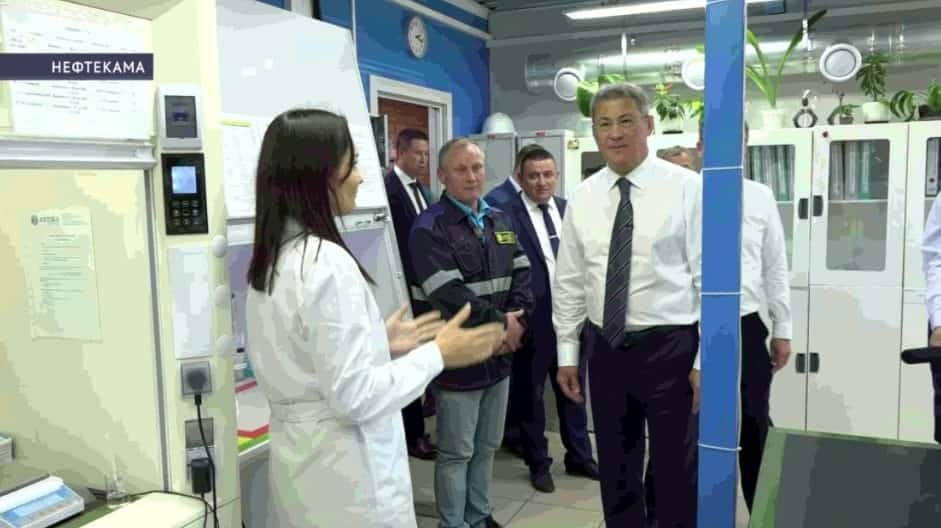 Радий Хәбиров һәм Сергей Когогин «Нефаз» предприятиеһы етештереү ҡеүәттәре менән танышты