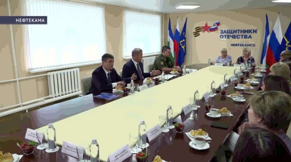 Радий Хәбиров Нефтекамала МХО-ла һәләк булған яугирҙарҙың ата-әсәләре һәм ҡатындары менән осрашты