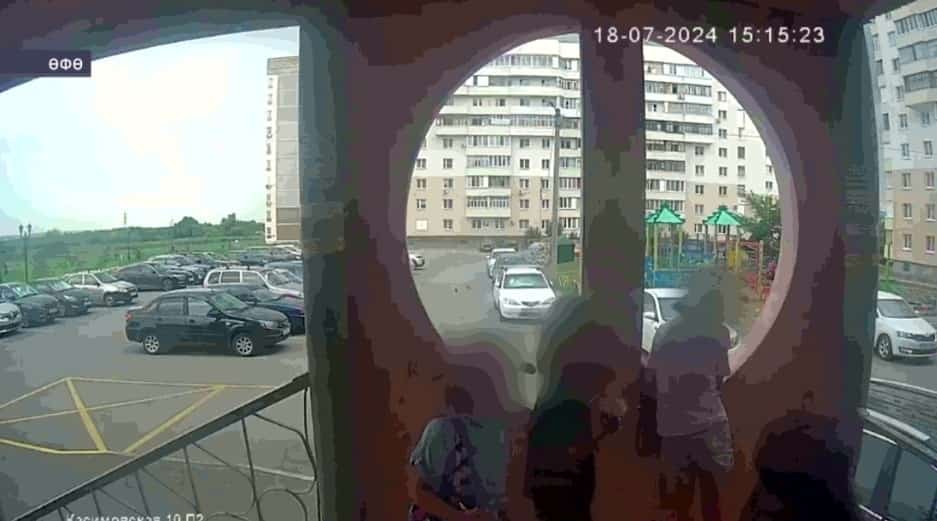 10 йәшлек ҡыҙға пневматик ҡоралдан атыусы ҡулға алынған