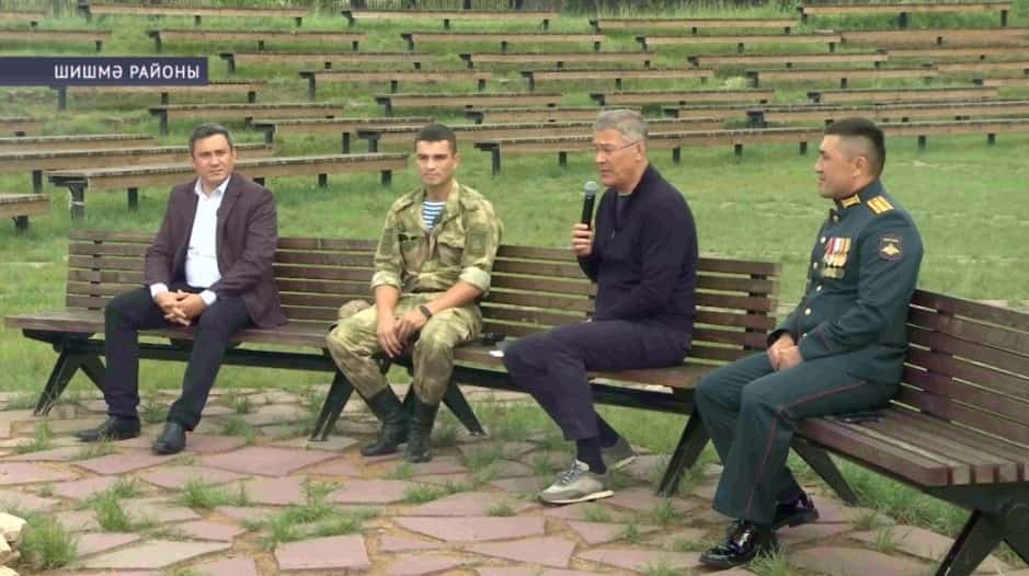 Радий Хәбиров «Патриот» илһөйәрлек паркында хәрби уҡыуҙар үтеүсе үҫмерҙәр менән осрашты