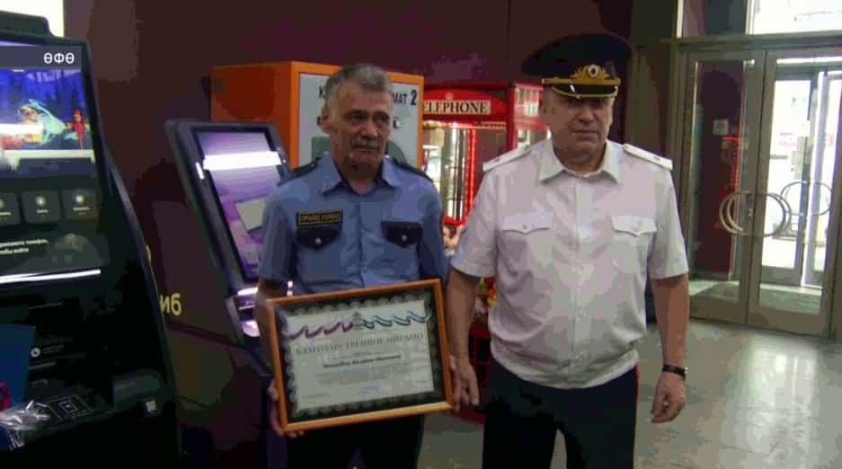 Александр Прядко Өфөнән Валерий Чипизубовҡа рәхмәт хаты тапшырҙы