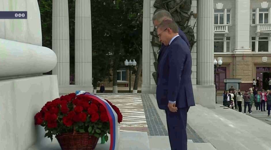 Владимир Якушев менән Радий Хәбиров Миңлеғәле Шайморатов һәйкәленә сәскә һалды
