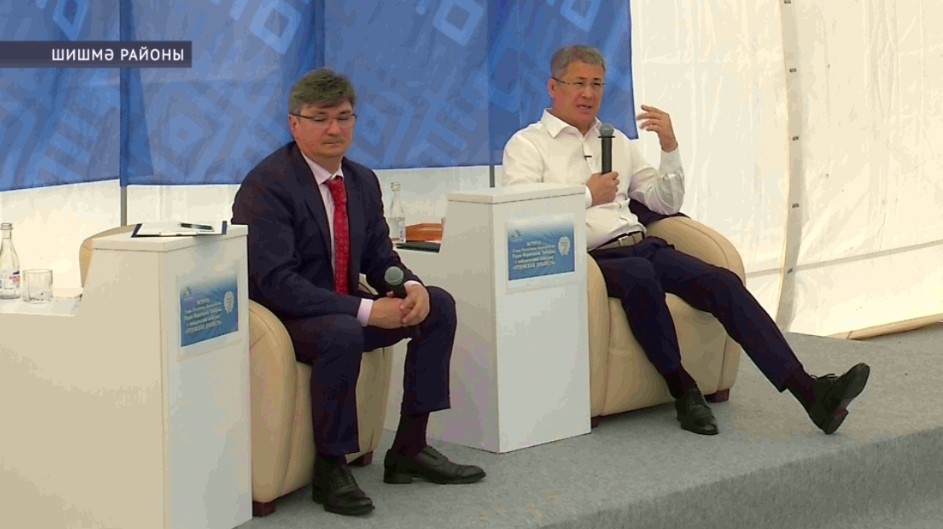 Радий Хәбиров «Аталыҡ даны» конкурсында еңеүсе ир-аттар менән осрашты