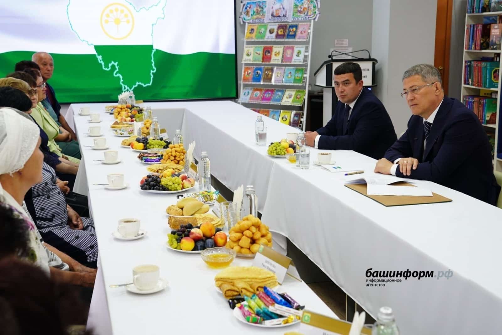 Бөгөн Радий Хәбиров Ишембайҙа һәләк булған яугирҙәрҙең ата-әсәләре менән осрашты