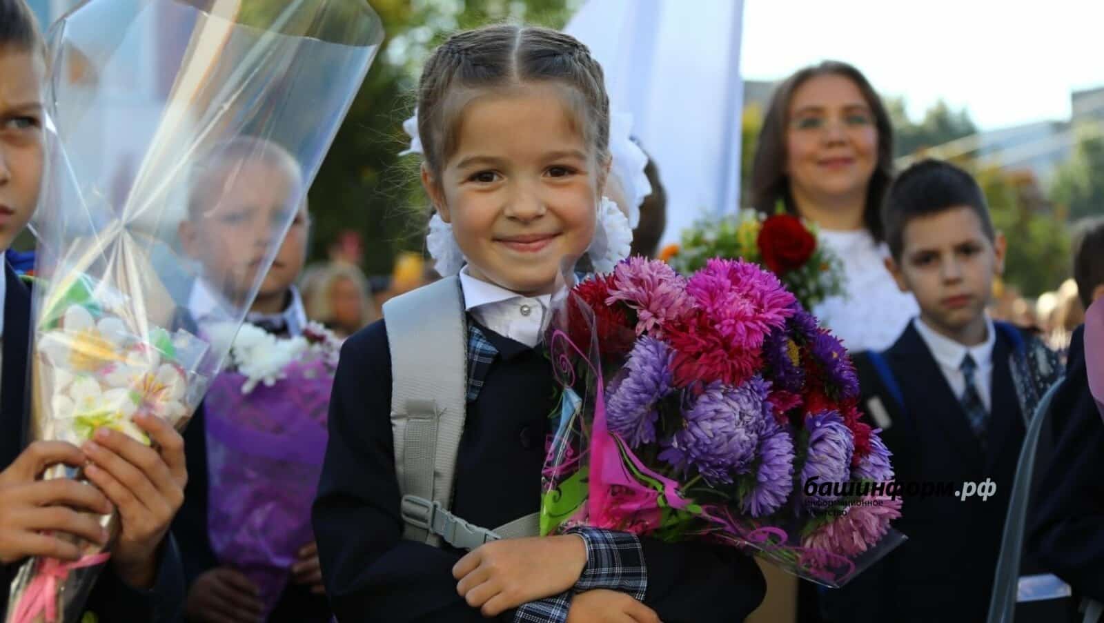 Радий Хәбиров хәрбиҙәрҙең балаларын мәктәпкә оҙатып барырға ҡушты