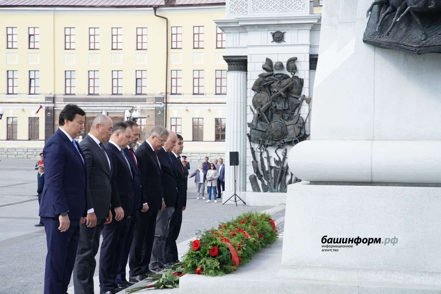 Өфөлә  Шайморатов  һәйкәленә  Дан гирляндаһын һалыу  сараһы булды