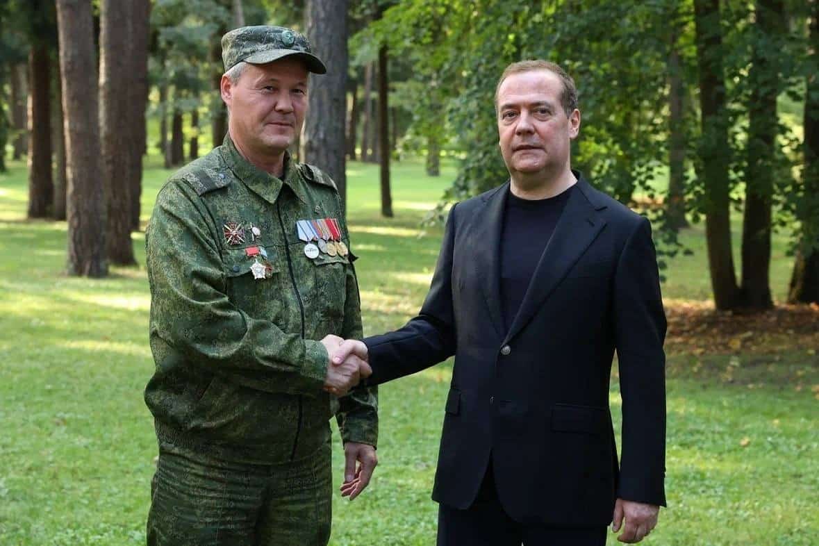 Дмитрий  Медведев хәрбиҙәр  менән осрашты
