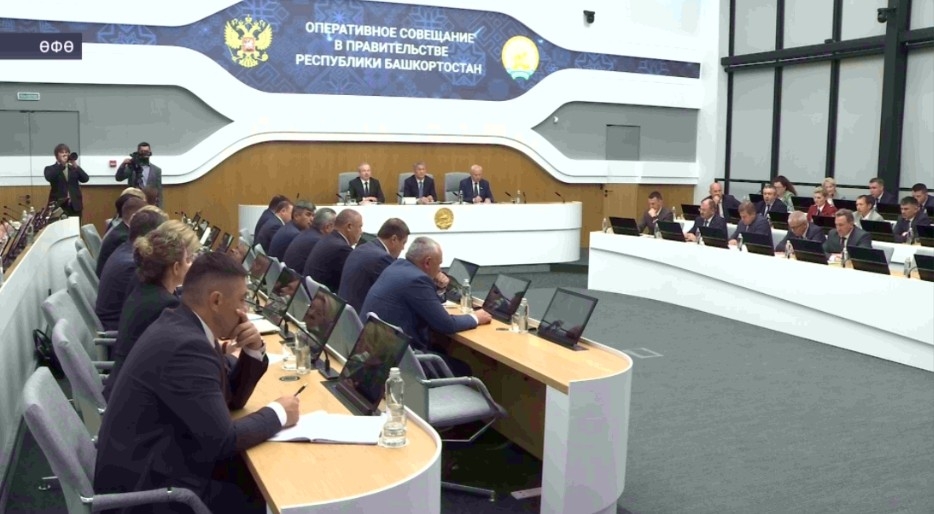 Радий Хәбиров Владислав Орловскийға Шайморатов миҙалын тапшырҙы