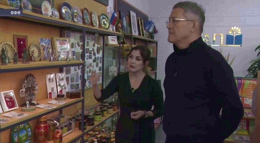 Радий Хәбиров «Китап» нәшриәтенең яңы магазинында булды