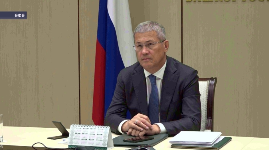 Радий Хәбиров Рәсәйҙең киңлектәге үҫеше буйынса стратегик сессияла ҡатнашты