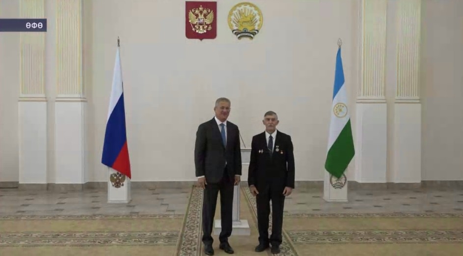 Радий Хәбиров мәғариф хеҙмәткәренә республиканың дәүләт наградаларын тапшырҙы