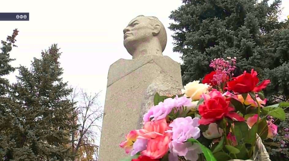 Башҡортостан журналистары Шәһит Хоҙайбирҙин һәйкәленә сәскәләр һалды