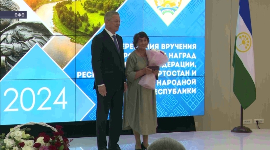 Радий Хәбиров бер төркөм хеҙмәт алдынғыларына дәүләт наградалары тапшырҙы