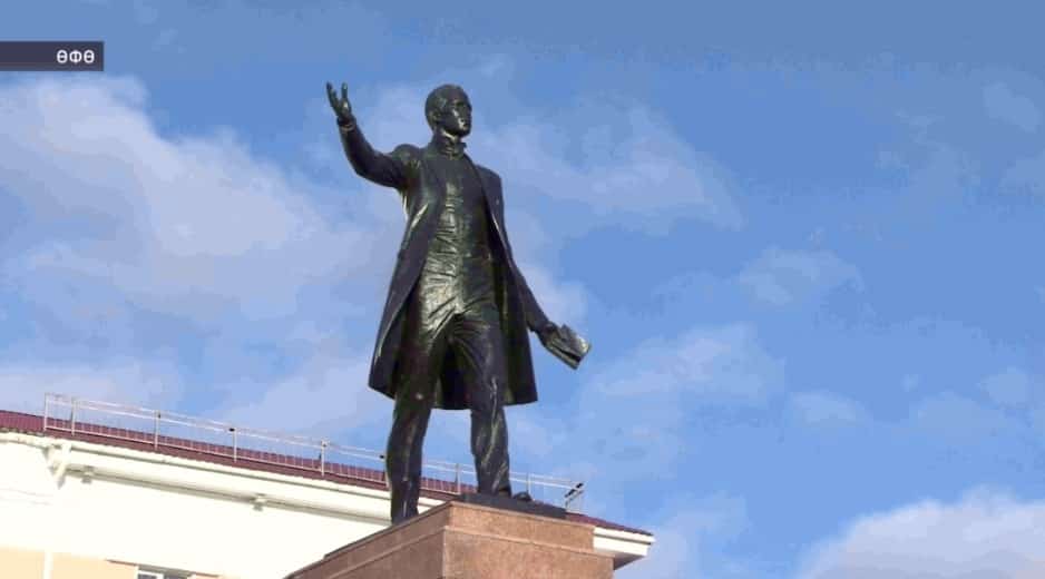 Республика көнөнә арналған рәсми саралар Шәйехзада Бабичтың һәйкәленә сәскә һалыуҙан башланды