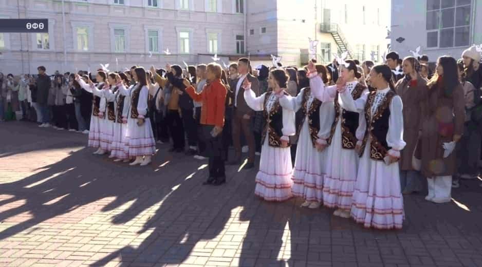 Өфөлә Мостай Кәримдең тыуыуына 105 йыл тулыу уңайынан флешмоб ойошторолдо