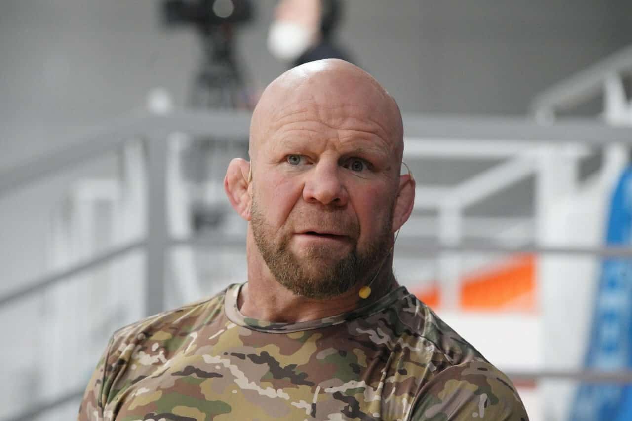 Билдәле спортсы Джефф Монсон Өфөлә Рой Джонс менән алыша