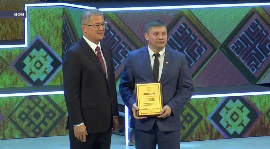 Радий Хәбиров Ауыл хужалығы һәм эшкәртеү сәнәғәте хеҙмәткәрҙәрен ҡотланы