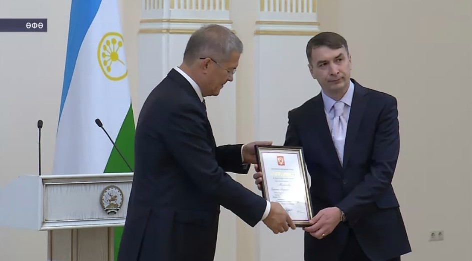 Башҡортостан Башлығы бер төркөм хеҙмәт алдынғыларына дәүләт наградаларын  тапшырҙы