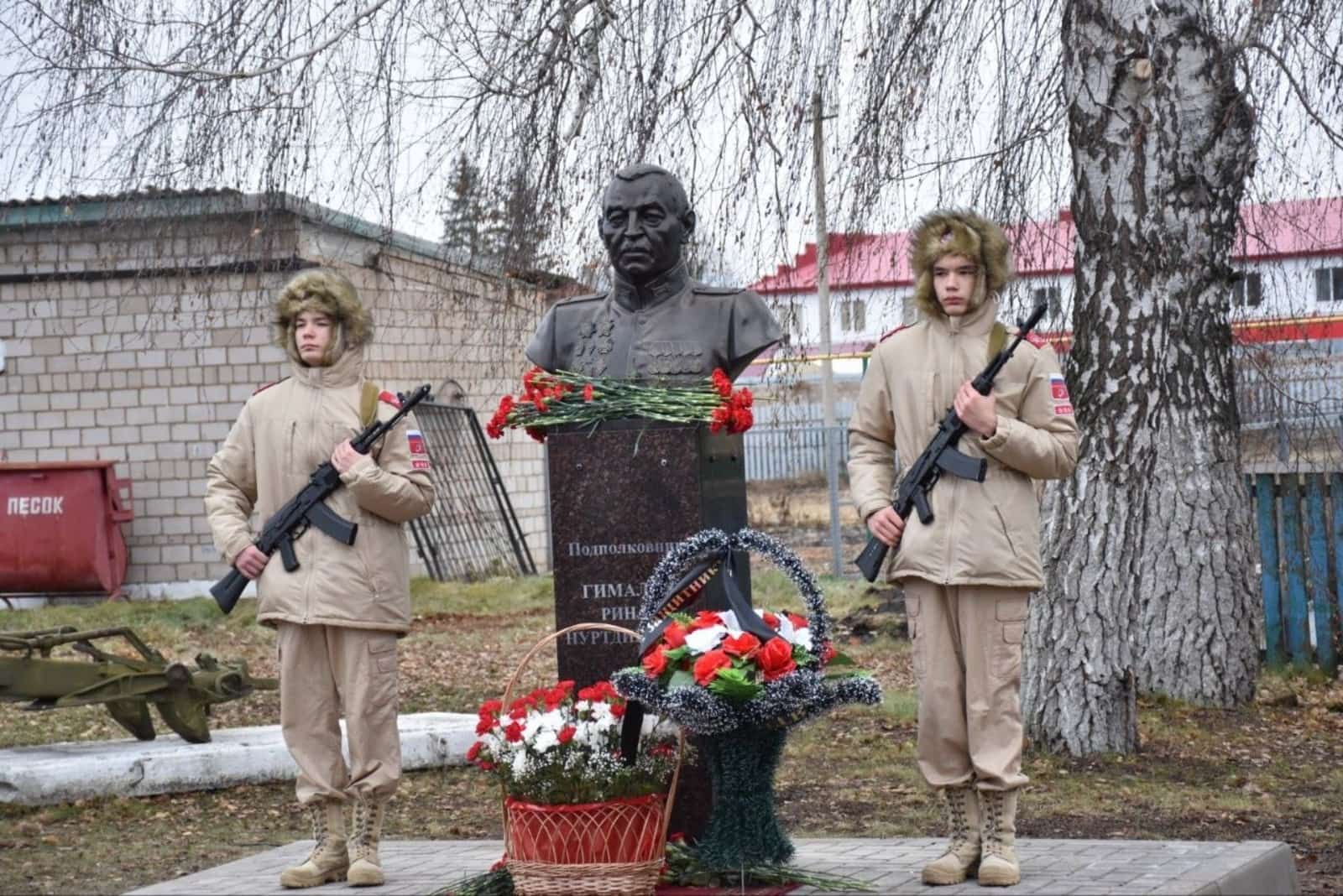 Архангел һәм Ҡырмыҫҡалы  райондары хәрби комиссары Ринат Ғималовҡа бюст асылды