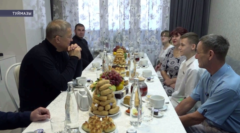 Туймазыға эш сәфәре барышында Радий Хәбиров Дәүләтовтар ғаиләһе менән осрашты