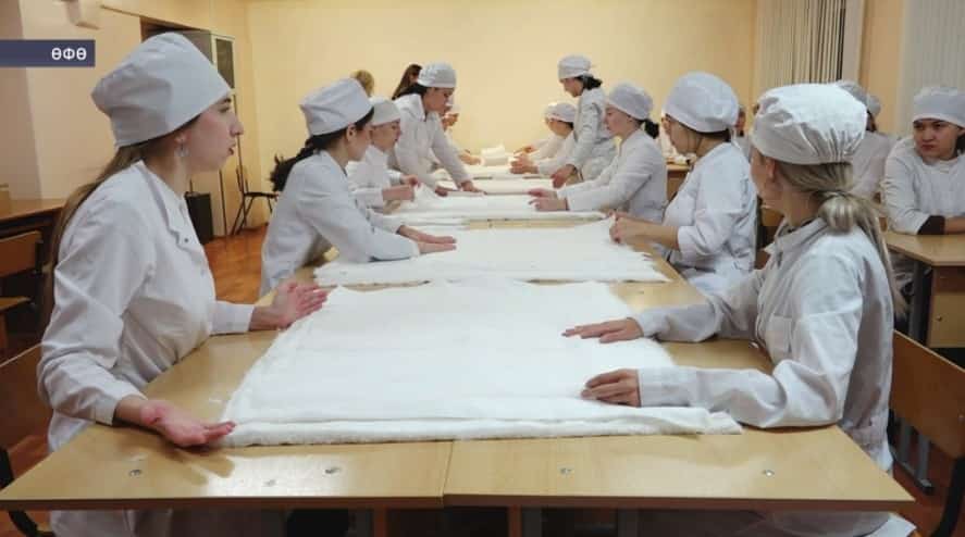Өфө медицина колледжы студенттары махсус хәрби операция госпиталдәренә хирург салфеткаларын әҙерләй