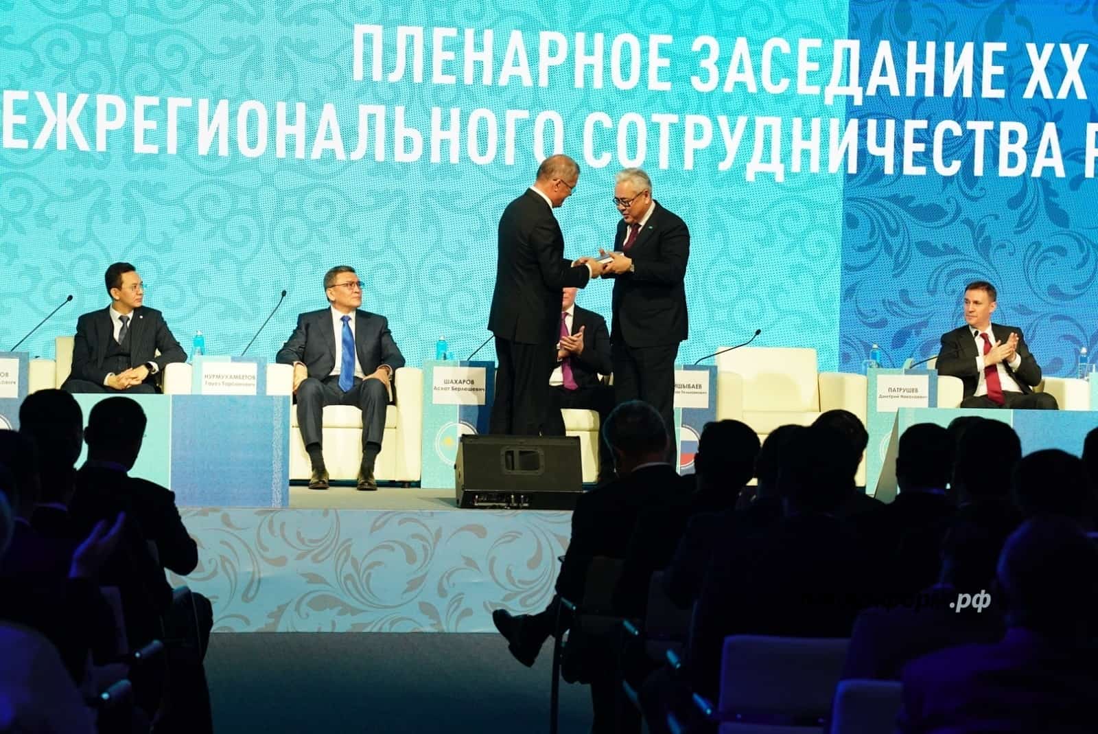 Радий Хәбиров Ҡаҙағстан Президентына үҙенсәлекле бүләк яһаны