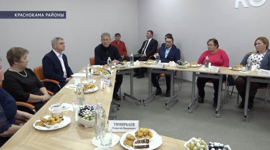 Радий Хәбиров Краснокама районынан МХО-ла һәләк булған яугирҙарҙың ғаиләләре менән осрашты