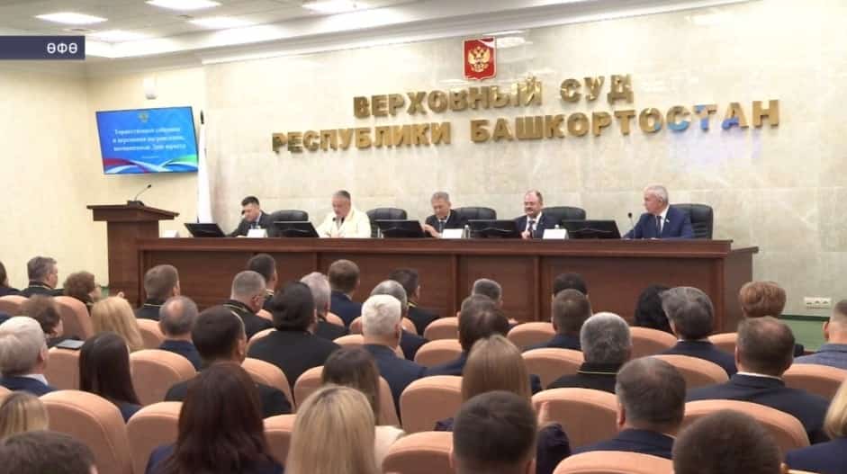 Юрист көнө уңайынан орден-миҙалдар һәм маҡтаулы исемдәр