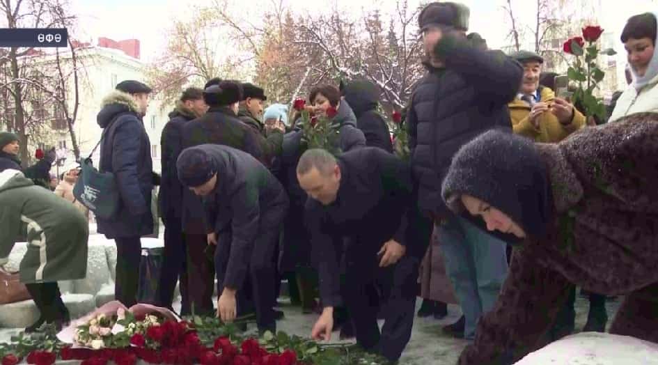 Бөтә донъя башҡорттары ҡоролтайы делегаттары Мифтахетдин Аҡмулла һәйкәленә сәскә гөлләмәләре һалды
