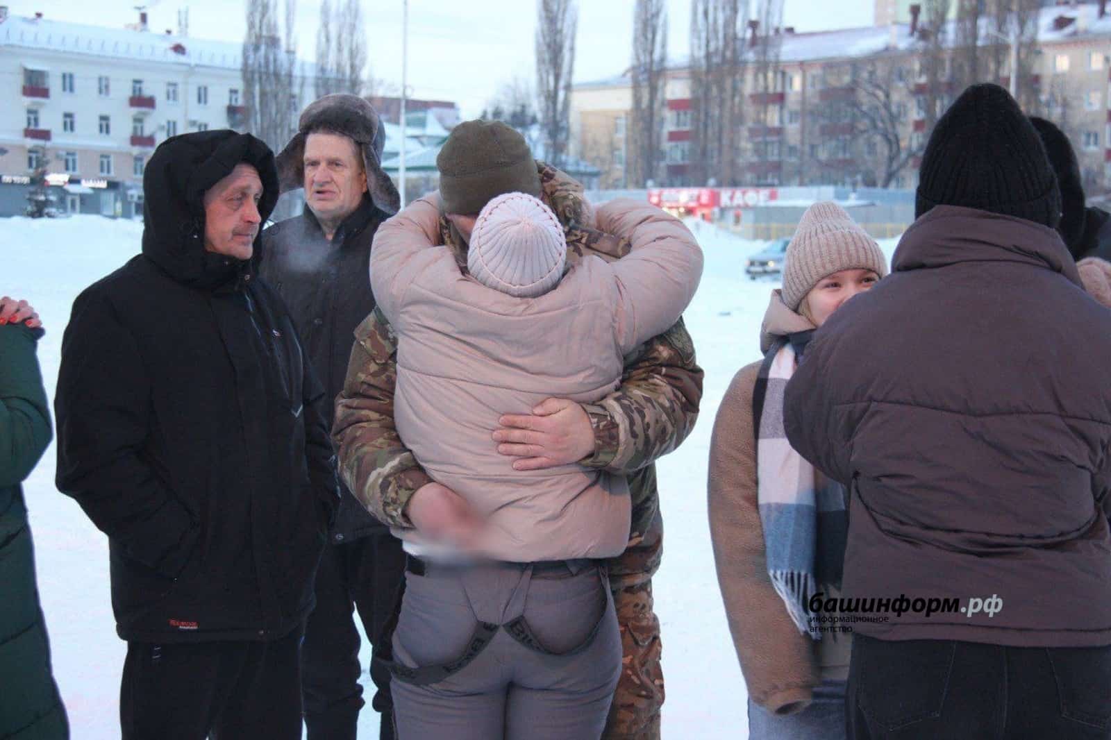Өфөлә ялға ҡайтҡан хәрбиҙәрҙе  оҙаттылар