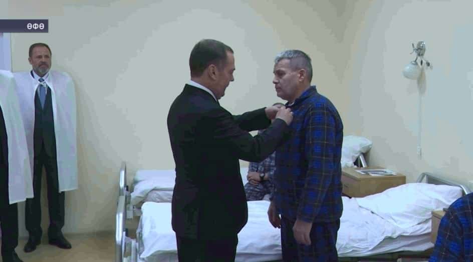 Дмитрий Медведев махсус хәрби операцияла ҡатнашыусыларға дәүләт наградалары тапшырҙы
