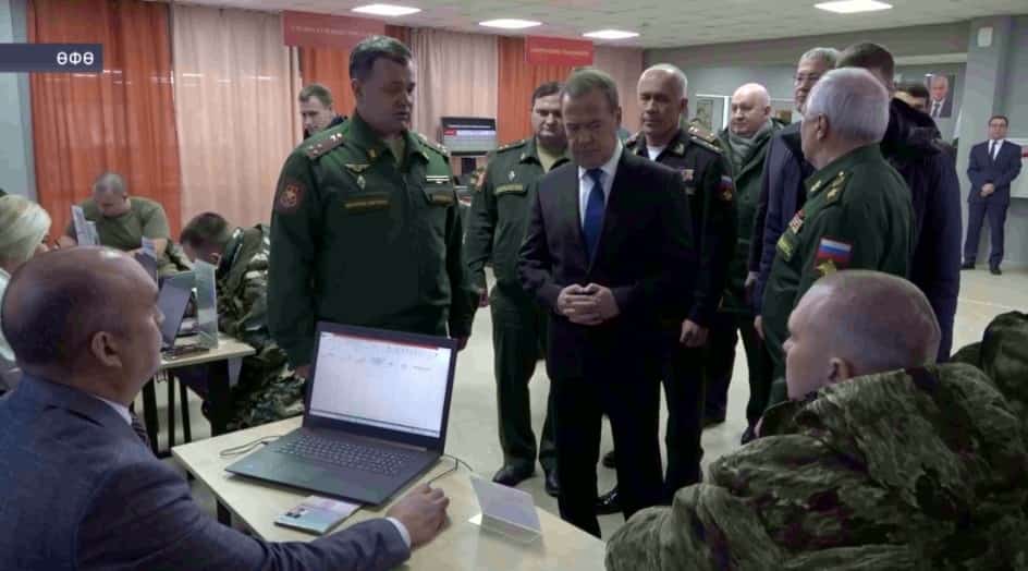 Дмитрий Медведев Өфөлә хәрби хеҙмәткә контракт буйынса һайлап алыу үҙәге эшмәкәрлеге менән танышты