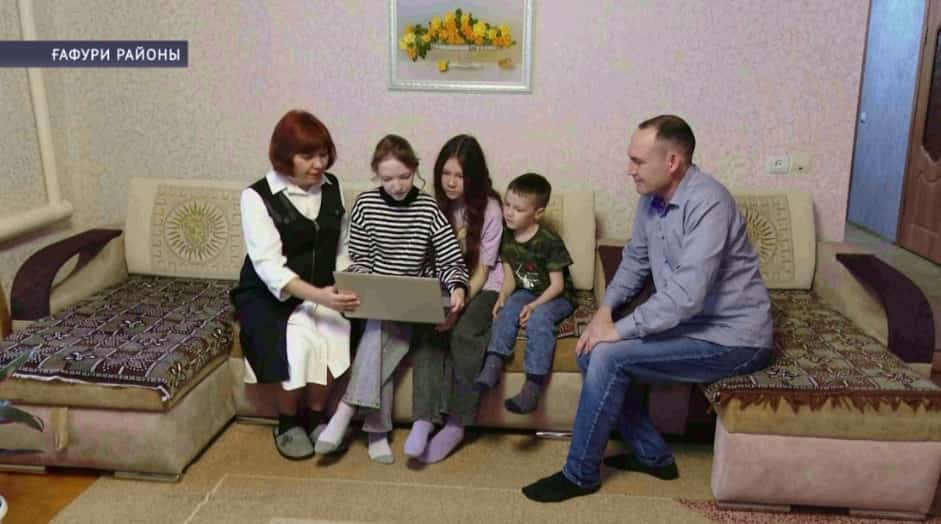 Ялға ҡайтҡан яугир Ғафури районында йәшәүсе Алһыу Ғәлимоваға ноут-бук бүләк иткән