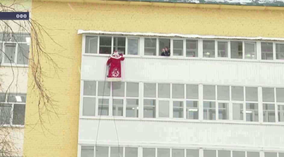 Өфөнөң 17-се балалар дауаханаһы пациенттарын етеп килгән байрам менән ҡотҡарыусылар ҡотланы