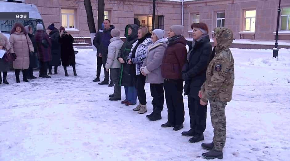 Ирекмән ҡатын-ҡыҙҙар отряды Яңы йылды яугирҙар менән бергә ҡаршы алырға хәрби госпиталгә юлланды