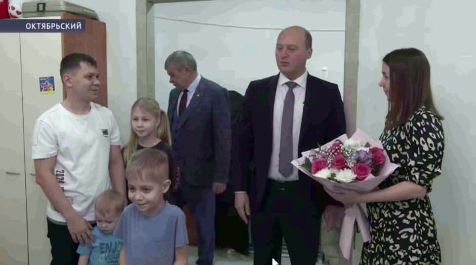 Өфө районы Подымалов ауылында йәшәүсе өс йәшлек Зарина Әсфәғәнова Яңы йылға бүләк алып ҡыуанды