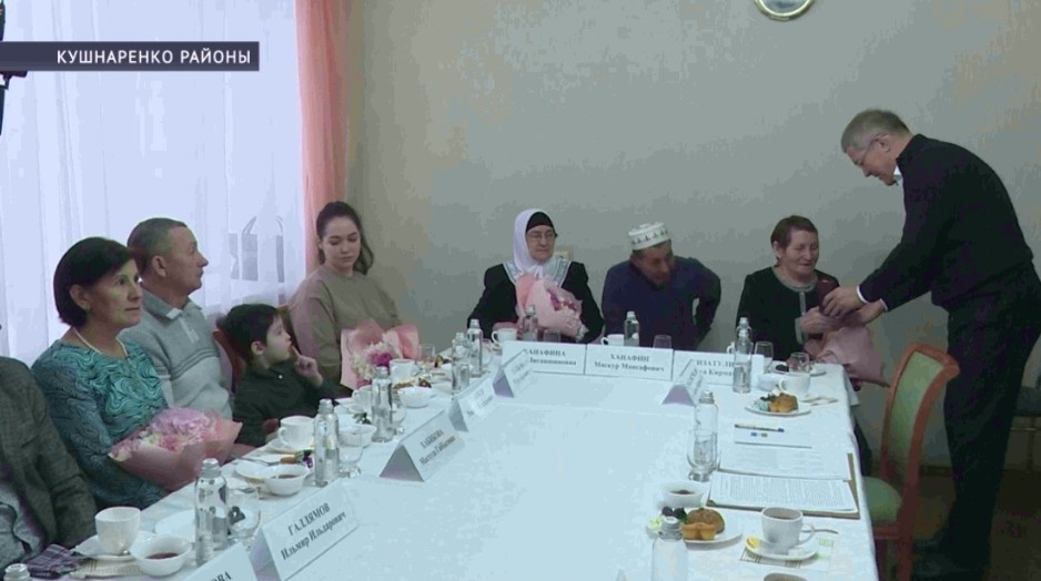 Радий Хәбиров Кушнаренко ауылынан МХО-ла һәләк булған яугирҙарҙың ғаиләләре менән осрашты