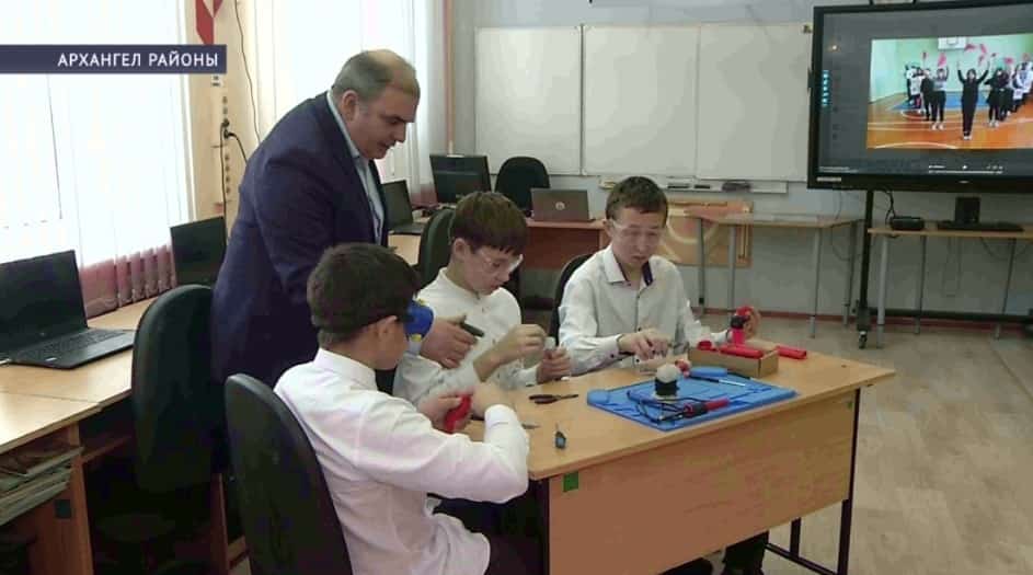 Архангел районының Максим Горький ауылы уҡыусылары яугирҙар өсөн ампула һауыттары етештерә