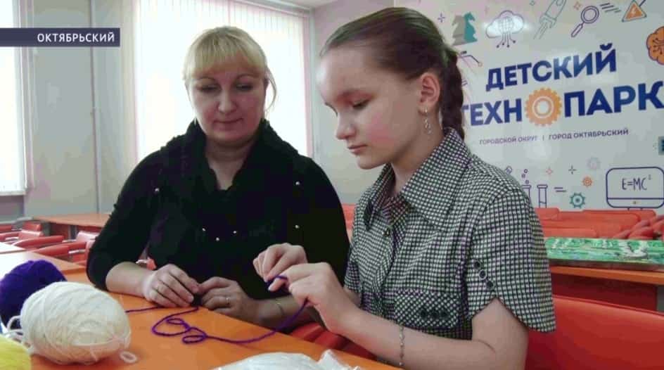 Октябрьскиҙан мәктәп уҡыусыһы махсус хәрби операцияла ҡатнашыусыларға уйынсыҡтар бәйләй