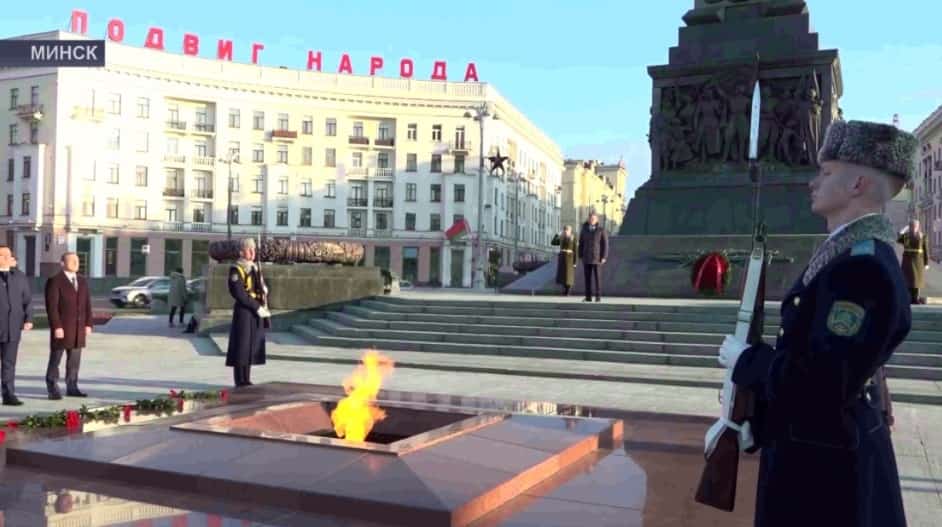 Башҡортостан башлығы Радий Хәбиров Минскиҙа Еңеү монументына сәскә һалды