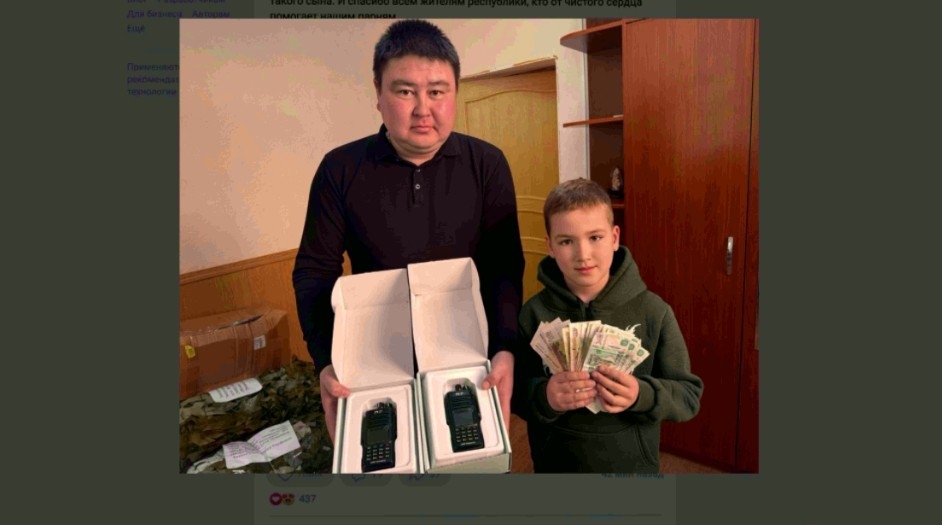 Ейәнсура районынан 8 йәшлек Әмир Мәһәҙиев планшетҡа тип йыйған аҡсаһын яугирҙарға тапшырған