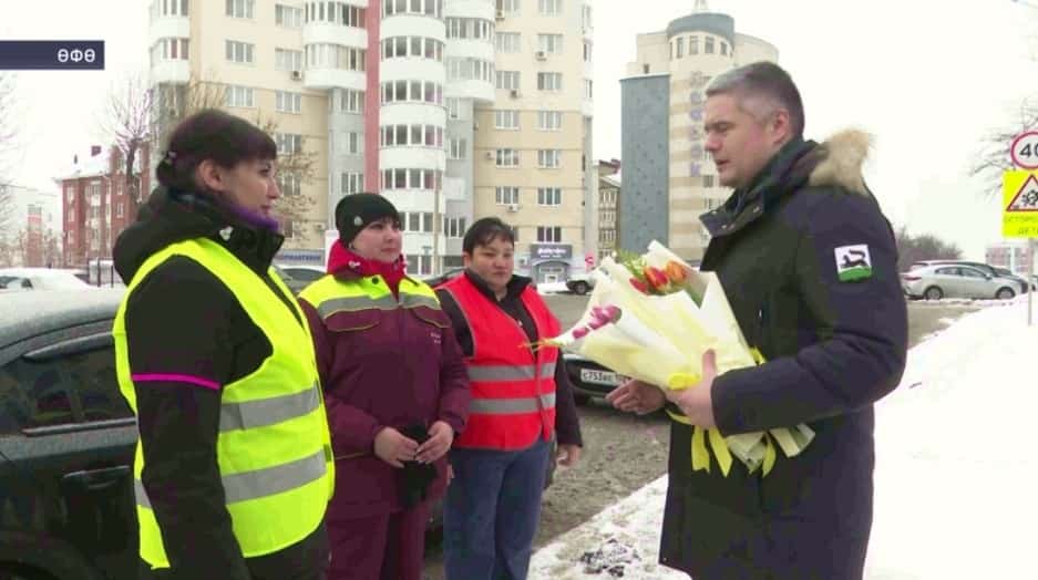 Халыҡ-ара Ҡатын-ҡыҙҙар көнөндә эшләгән гүзәл заттар гөлләмәләр менән бүләкләнде