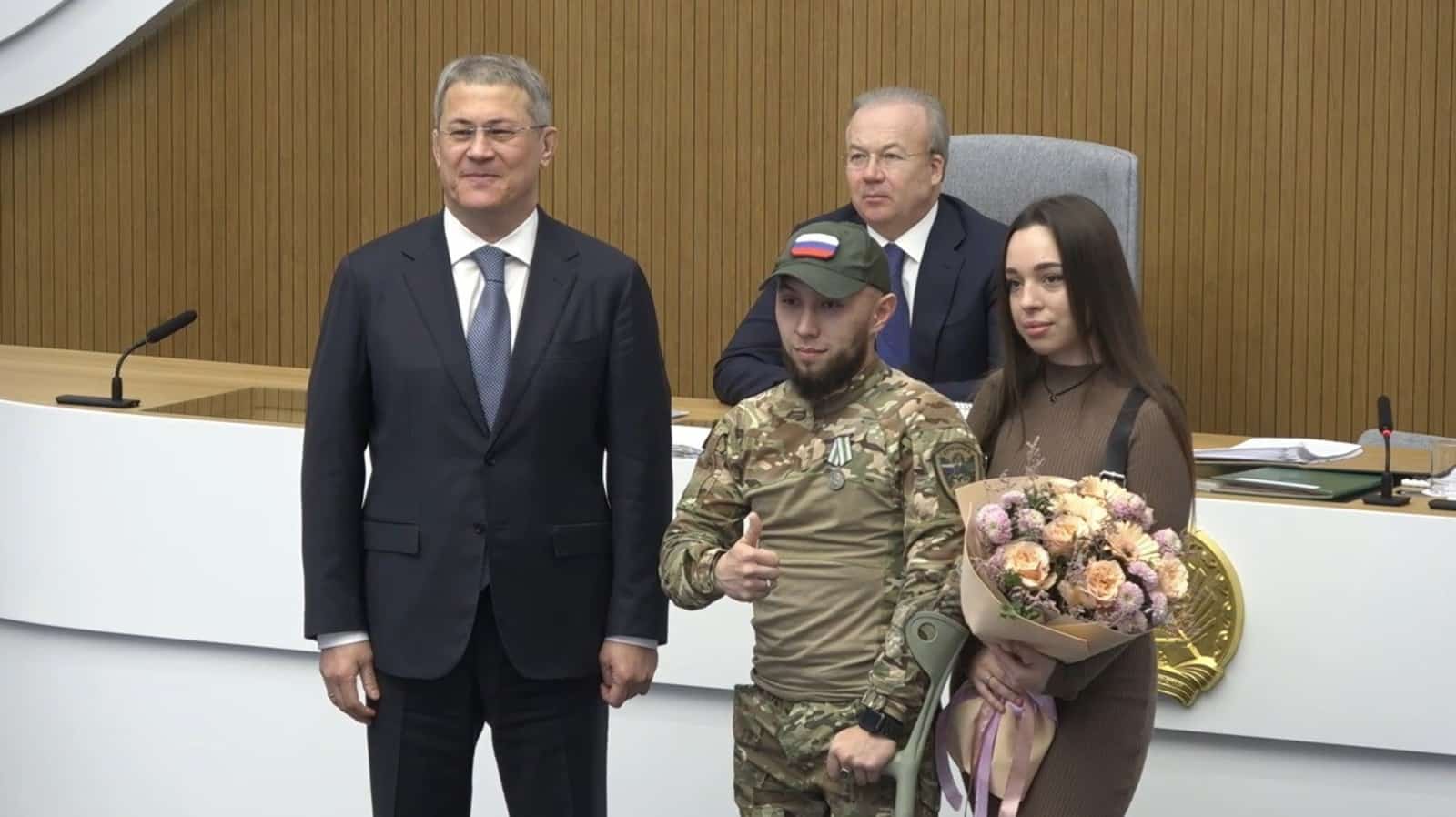 Бөгөн Башҡортостан Башлығы  яугир Ильвир Хөснөтдиновты бүләкләне