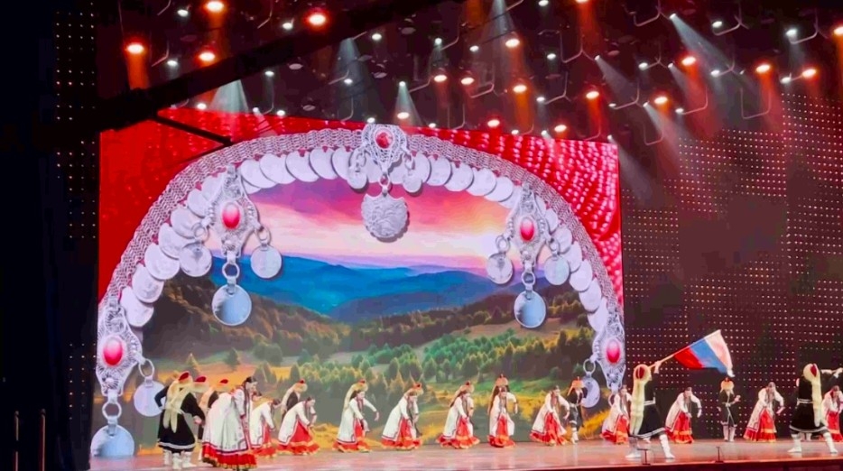 Фәйзи Ғәскәров исемендәге дәүләт аракдемия халыҡ бейеүҙәре ансамбле Кремль һарайында сығыш яһаны