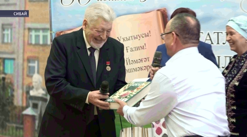 Сибайҙа Сәфәрғәле Йәнтүриндың «Татлы байҙан башланған юл» исемле китабының исем туйы үтте