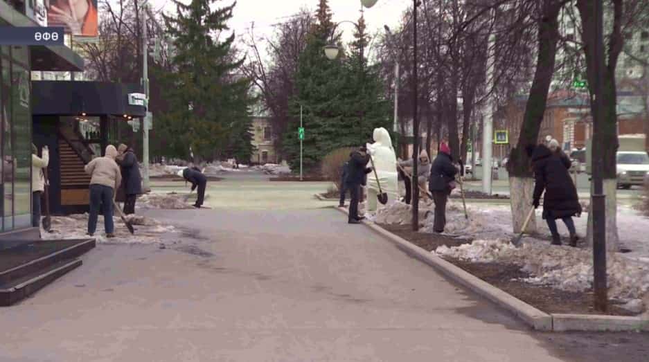 Өфөнөң Ленин районы хакимиәте вәкилдәре коммуналь хеҙмәткәрҙәргә ярҙамға үҙҙәре ҡушылды